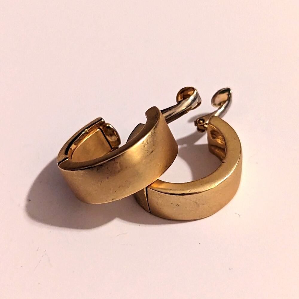 Vintage 80s Chic Matte Gold Tone Two Tone Clip On Hoop Earrings